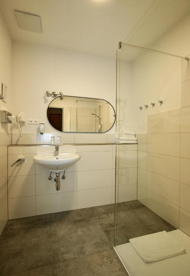 Spiele- Und Buchhotel Tschitscher Nikolsdorf Dış mekan fotoğraf