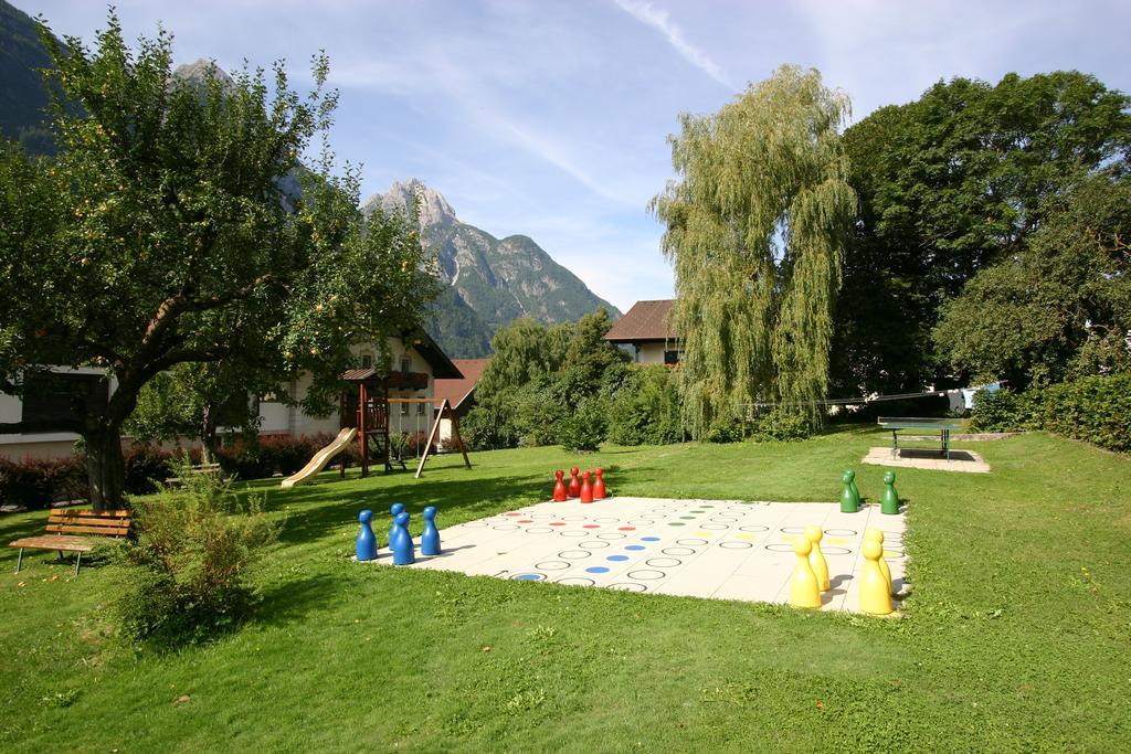 Spiele- Und Buchhotel Tschitscher Nikolsdorf Dış mekan fotoğraf