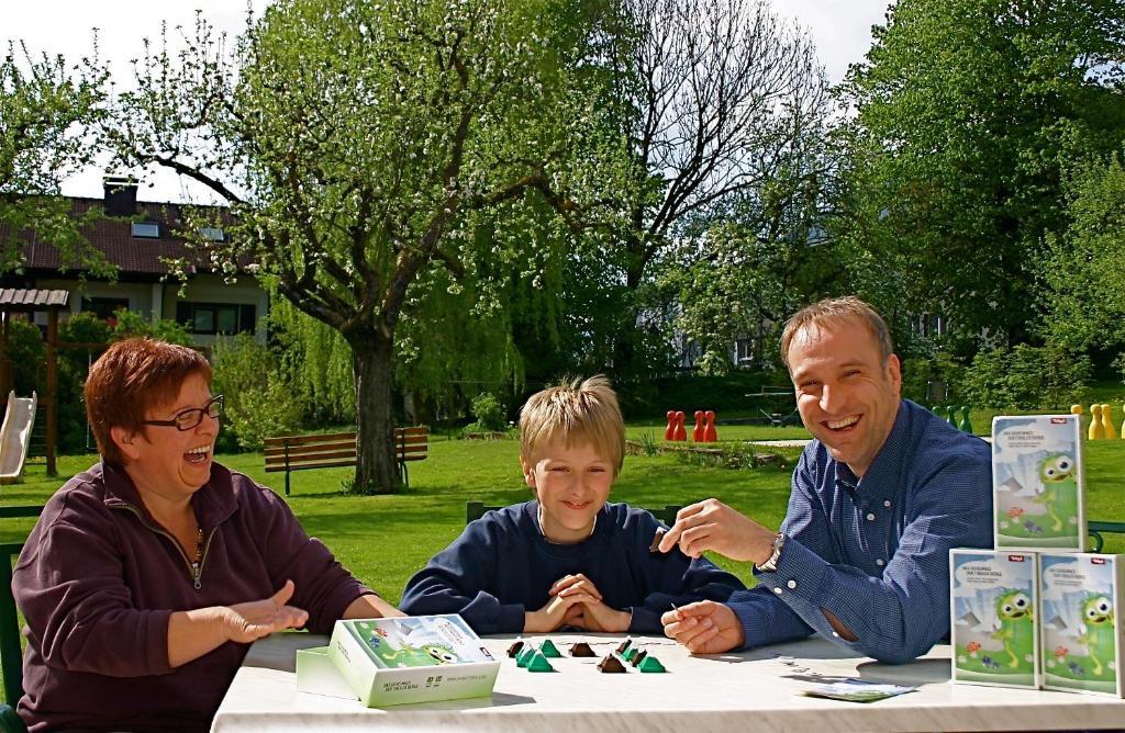 Spiele- Und Buchhotel Tschitscher Nikolsdorf Dış mekan fotoğraf