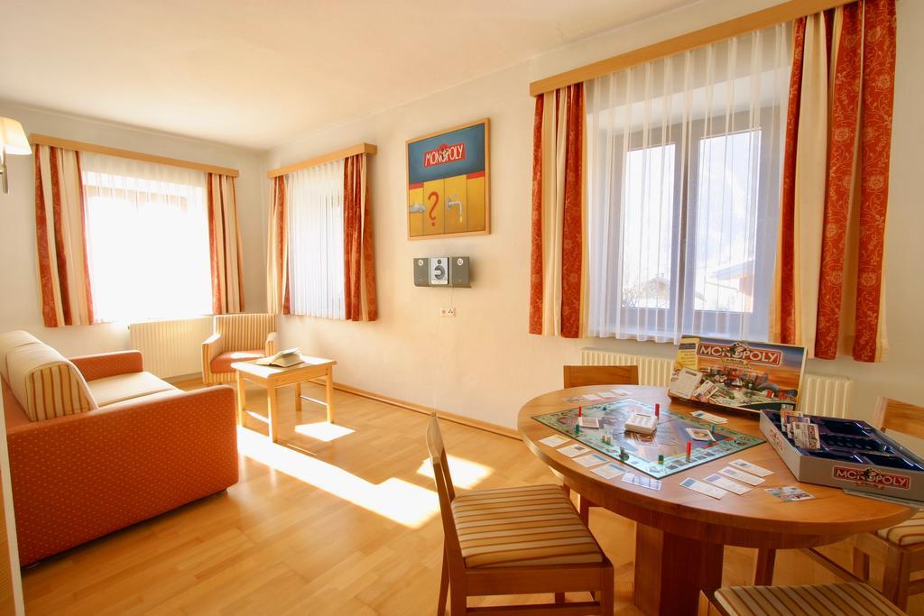 Spiele- Und Buchhotel Tschitscher Nikolsdorf Dış mekan fotoğraf